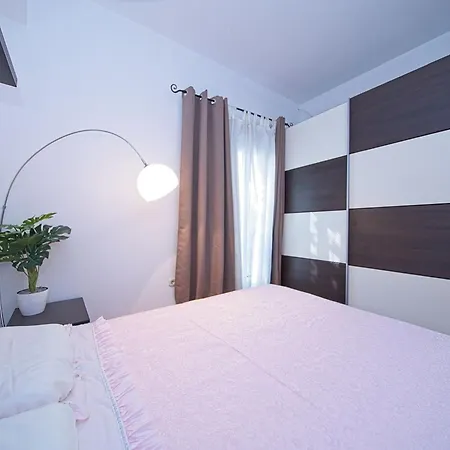Alva - Two Bedroom With Terrace * Splitska